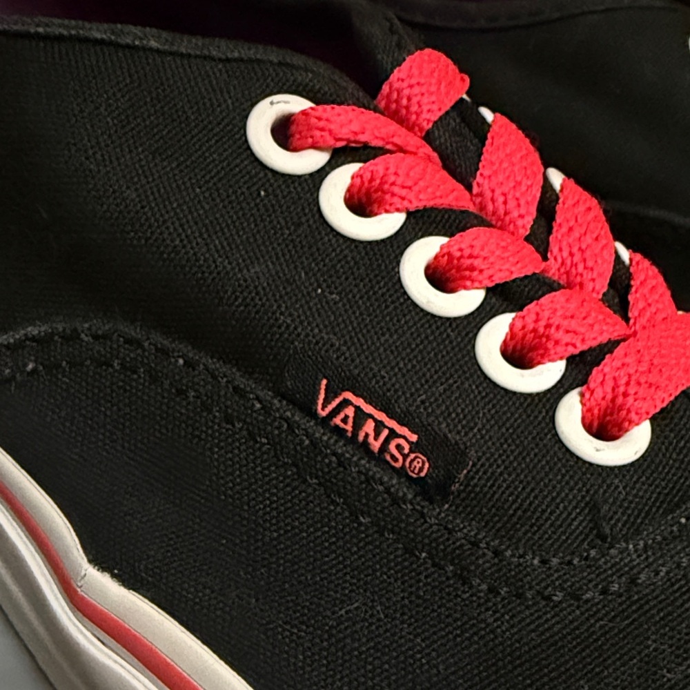 Vans Black and Red Unisex Sneakers size 8 woman or men 6.5 - Picture 2 of 10